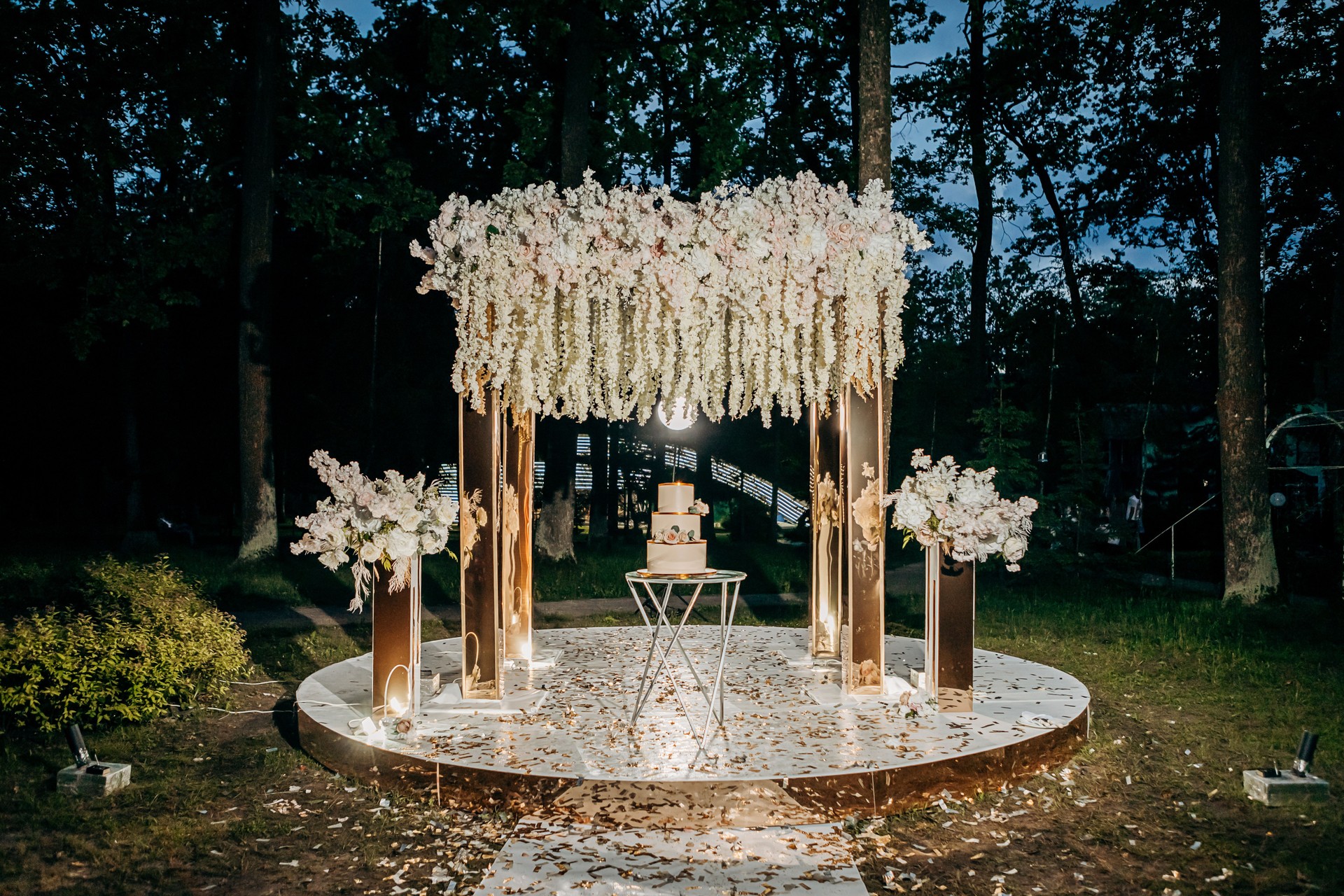 A traditional and decorative beautiful wedding cake